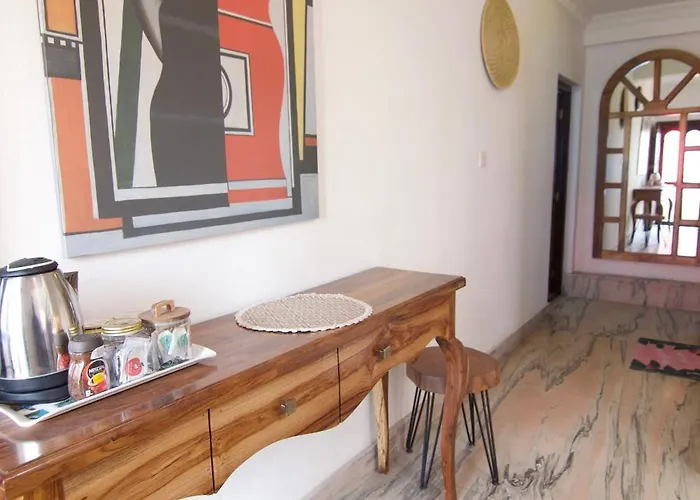 Wanderer's Double Bedrooms With Living And Kitchen - A Away From